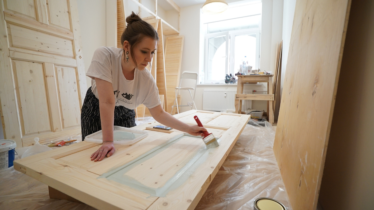 Обновить двери, перекрасить мебель и интерьер может выглядеть привлекательнее. Например - увеличение арендной ставки в 2 раза.