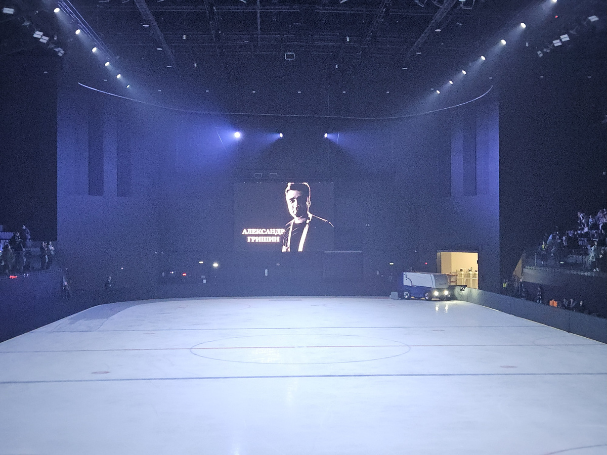 В ожидании. Бортики с привычной рекламой закрыты черным материалом