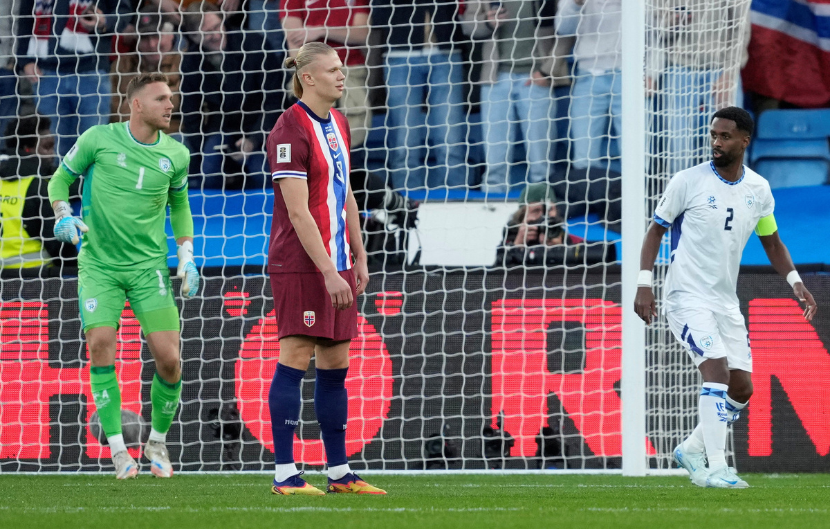    Вратарь сборной Израиля Даниэль Перец, нападающий сборной Норвегии Эрлинг Холанд и защитник сборной Израиля Эли Даса  Fredrik Varfjell/NTB via REUTERS