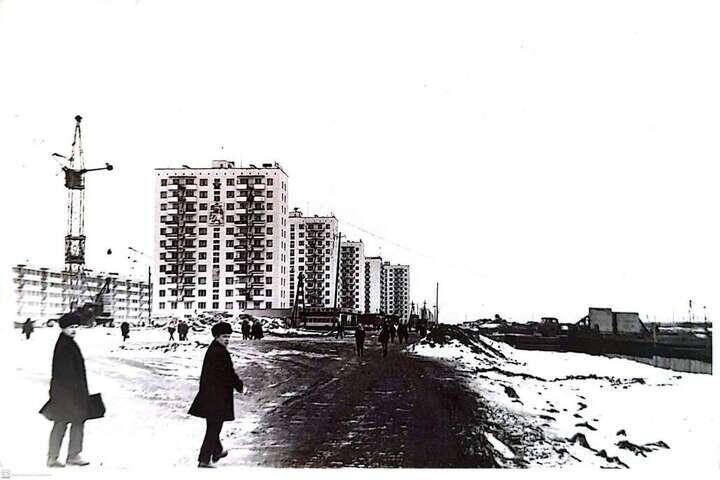 Фото из личного архива Кичаковых. Первые дома второго комплекса в Новом городе Набережных Челнов. В пристройке к нему в канун 1973 года был открыт первый продуктовый магазин Нового города