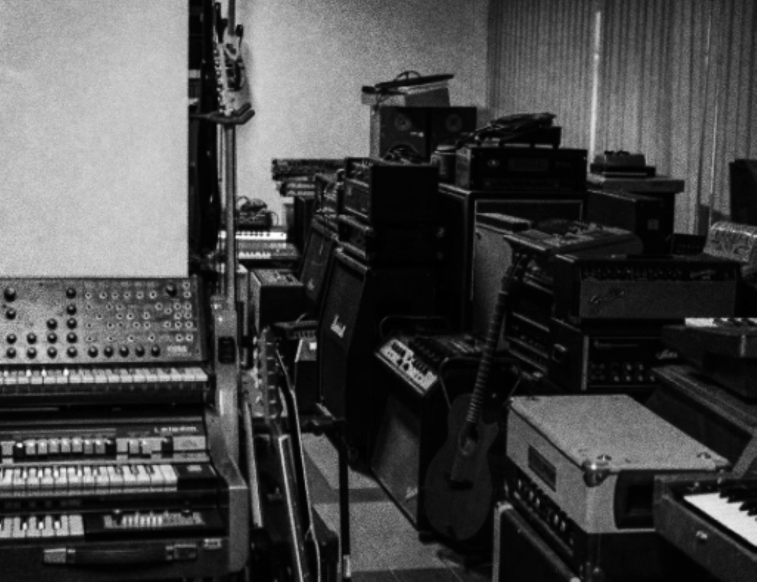  2001 год, магазин "Шоумэн" на Московском проспекте, 29, который располагался под вывеской "Игровые автоматы". Санкт-Петербург, Андрей Гусаков, из личного архива. Покупал там басовый комбик Marshall 30Вт.