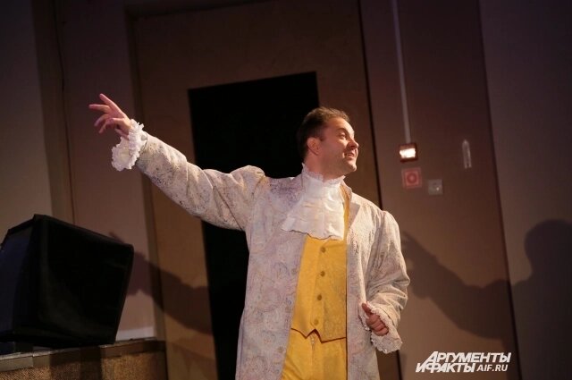    Сам автор - господин Гольдони - становится ведущим спектакля. Фото: АиФ/ Владимир Казионов