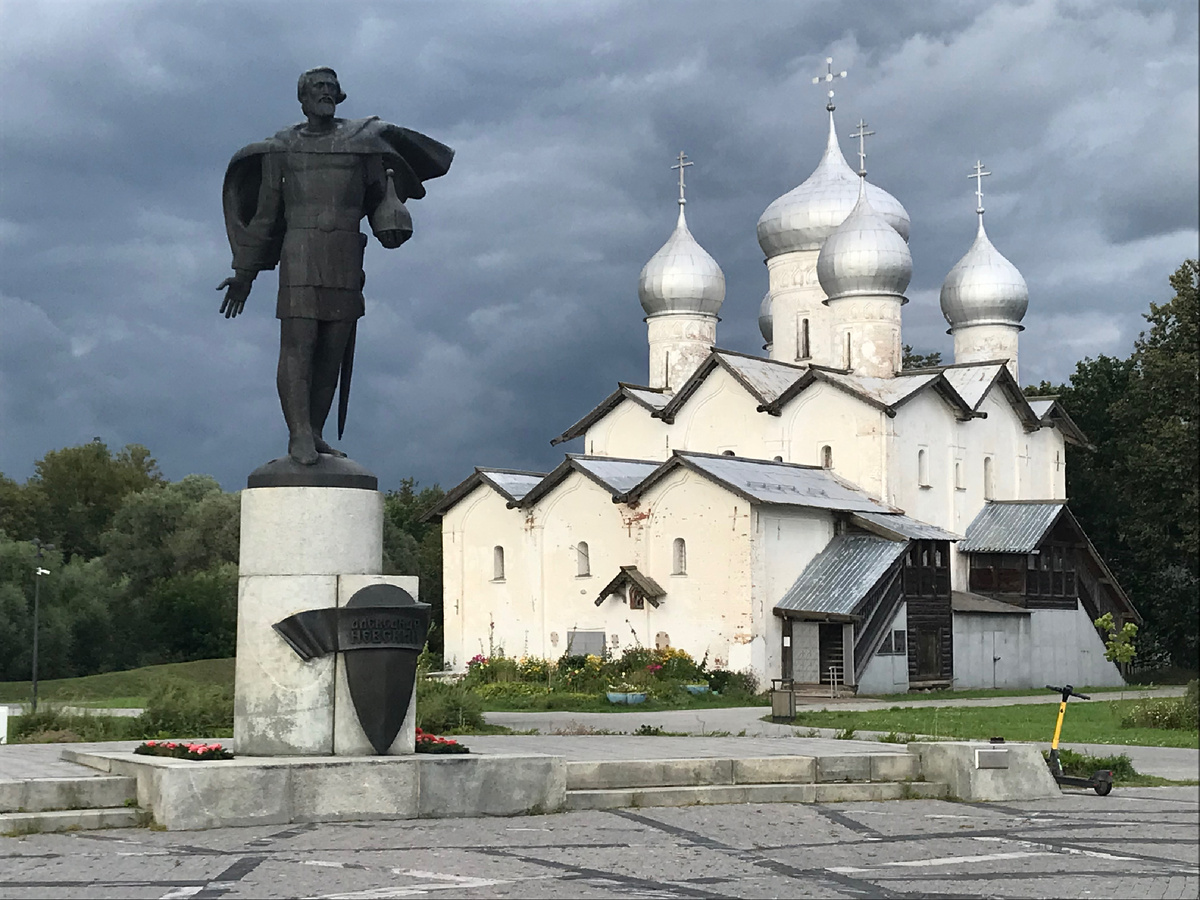 Церковь Бориса и Глеба и памятник Александру Невскому на одноименной набережной. Фото автора 