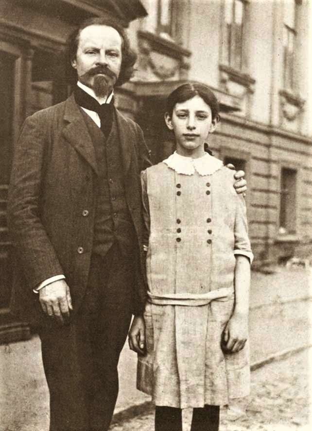 Константин Бальмонт с дочерью Ниной, 1913. Из статьи в Дзене пользователя uralstalker .