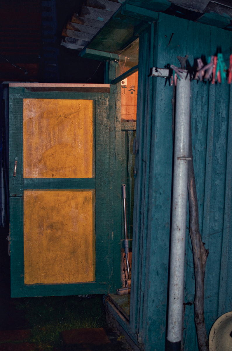 Как Я превратил дверь деревенского туалета в три картины современного искусства и иродал их