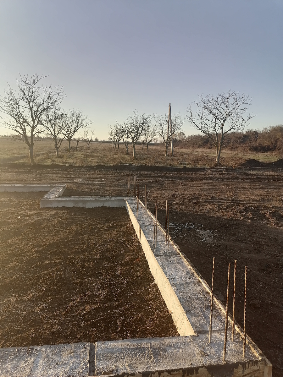 Залили фундамент и сделали первую обратную засыпку