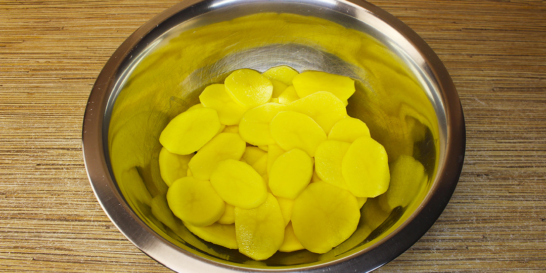 "Ужин за 45 минут": Картофель с куриной грудкой под сметанно-сырной корочкой!