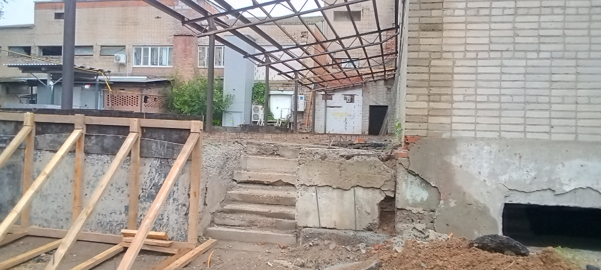 Задняя сторона универмага 10.10.25г.