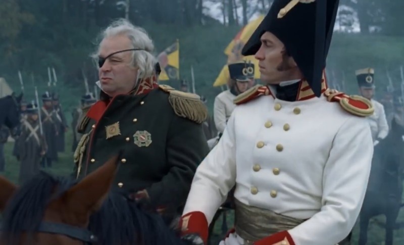 Кутузов (Владимир Ильин) накануне Аустерлица. Кадр из фильма "Война и мир" (2007).
