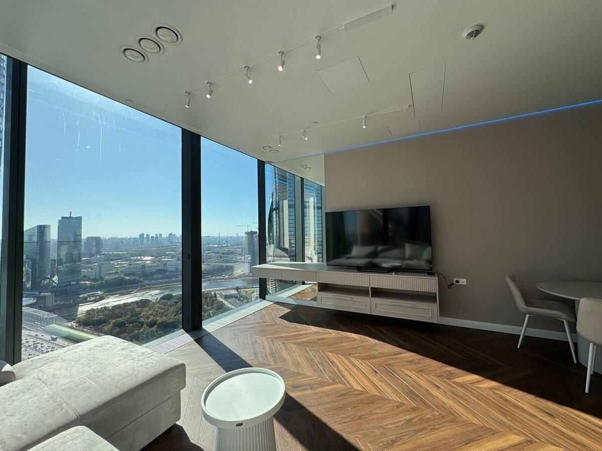 Они делают пространство бесконечным, а вид на Москва-Сити превращают в живую картину.