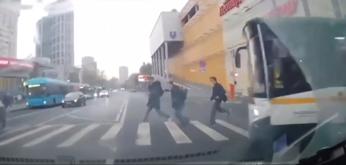 Выскочивших из-за автобуса пешеходов чуть было не сбили, не снизив скорость движения