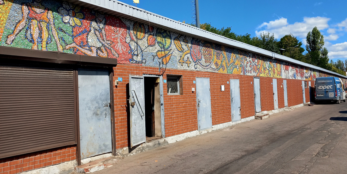 Мозаики на Калининском рынке Донецка. Фото сентябрь 2025