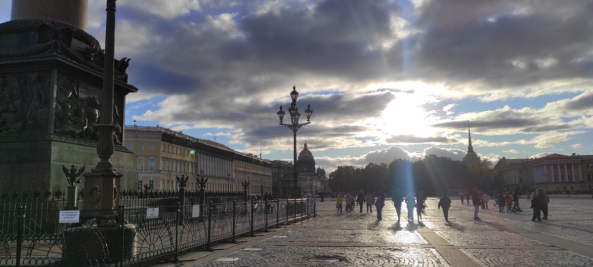 Яркое солнце, порывы ветра срывают желтые листья в парках, и время от времени идет грибной дождь - такая сегодня у нас погода