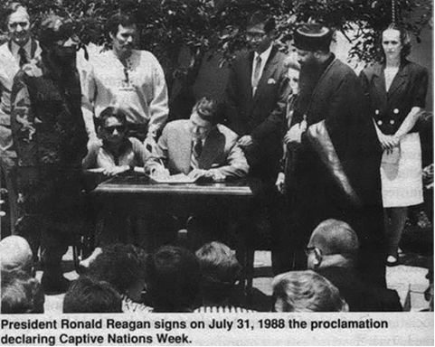 Рейган подписывает декларацию о Плененых нациях в Неделю плененных наций