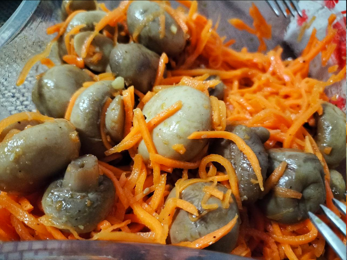Гтовлю не острые маринованные корейские шампиньоны и вот с острой морковкой по-корейски они идеально сочетаются. Морковку покупаю, так у меня даже терки для нее нет)