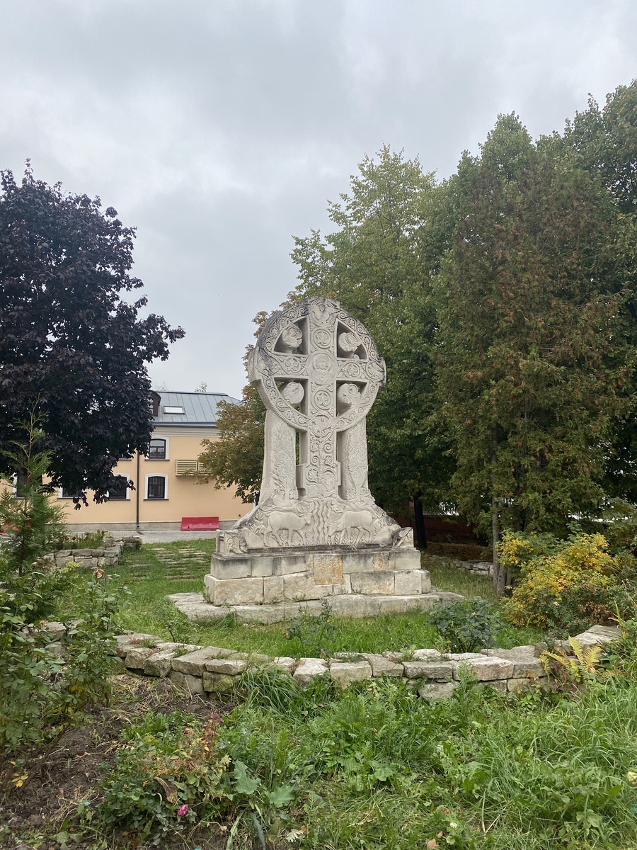 Поклонный Крест на месте захоронения, в котором собраны останки, обнаруженные на местах по¬гребений вокруг храмов, разоренных в советское время. Храм в Кадашах.