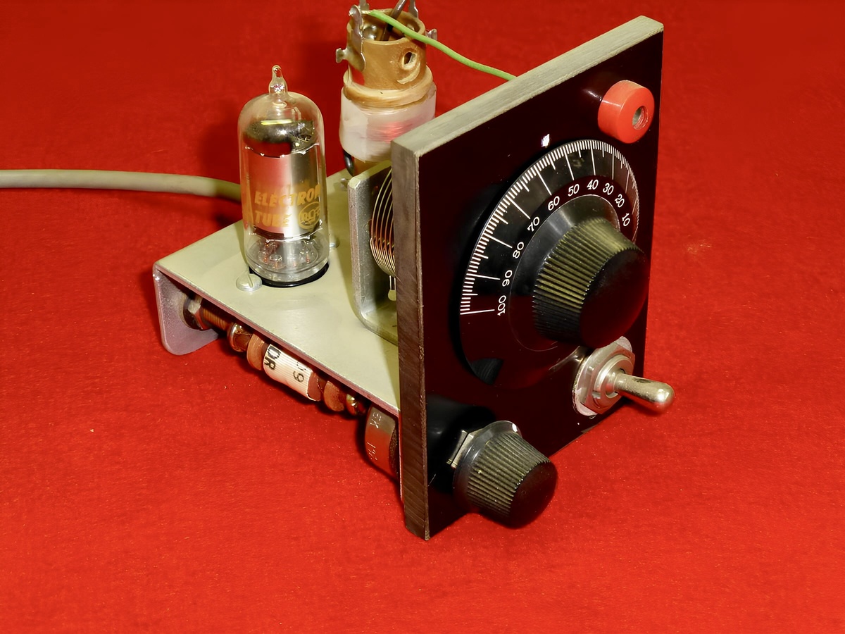 Фото миниатюрного радиоприёмника собранного W6JRY в 50-х годах по статье из августовского номера журнала Popular Science за 1941 год.