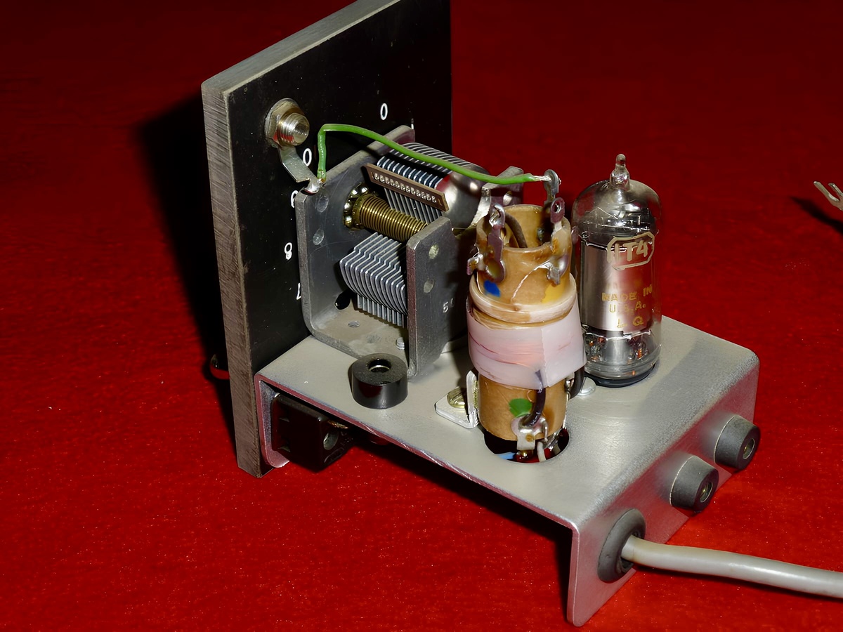 Фото миниатюрного радиоприёмника собранного W6JRY в 50-х годах по статье из августовского номера журнала Popular Science за 1941 год.