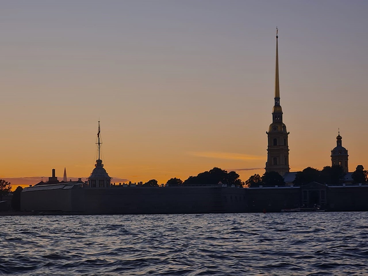 Закатное безветрие над силуэтами крепости и Петропавловского собора. Нева