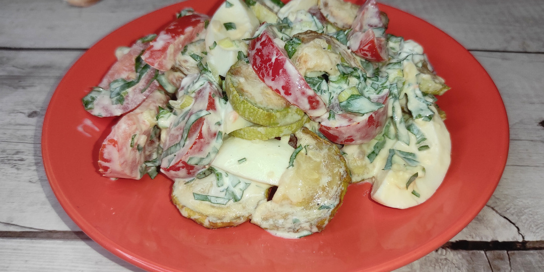 Изумительный САЛАТ с жареными КАБАЧКАМИ и помидорами. Очень ВКУСНО и быстро.