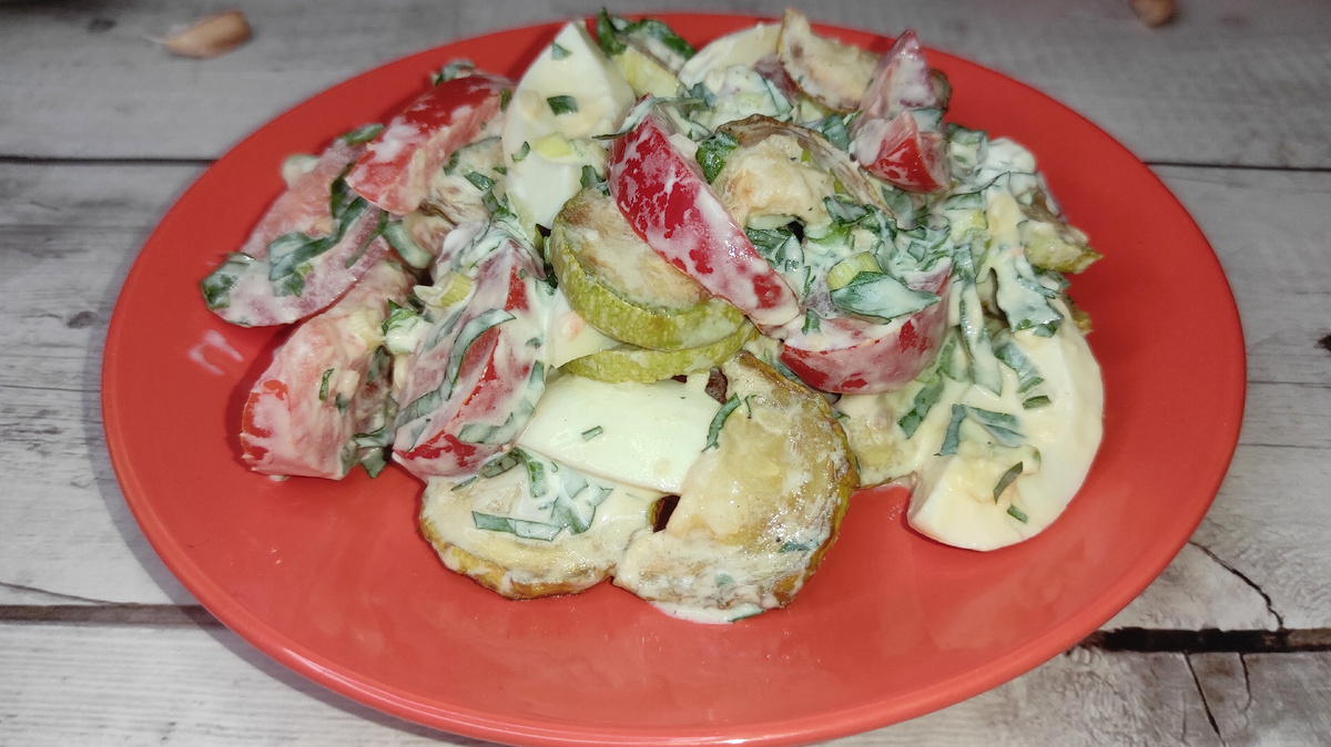 Салат с жареными кабачками, яйцом и помидорами. Фото автора.