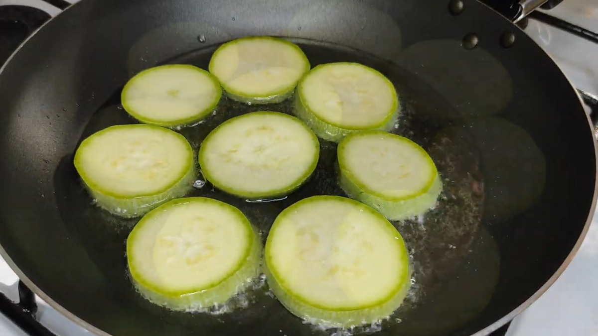 Салат с жареными кабачками, яйцами и помидорами. Фото автора. 