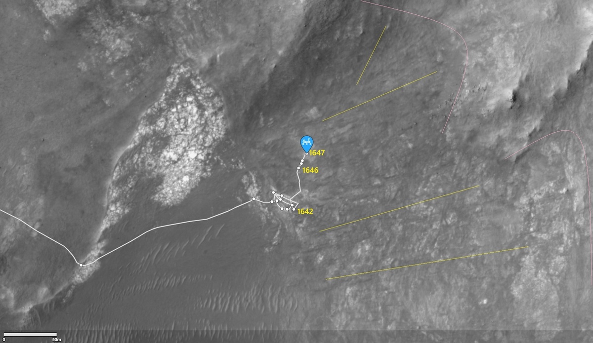 1647-00 Обратите внимание, что породы в этом районе визуально отличаются от других. К тому же здесь постоянно дуют ветры в одном направлении. Расположение дюн я показал тонкими желтыми линиями, а границы области - розовыми.