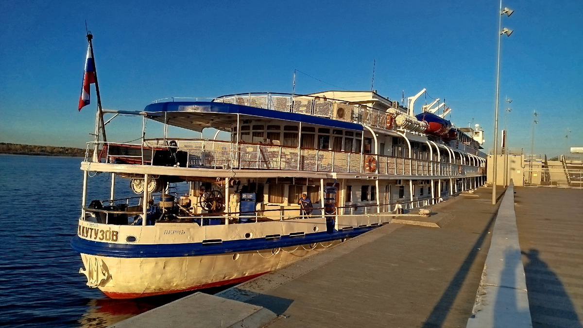 Теплоход "Михаил Кутузов" на причале в Перми