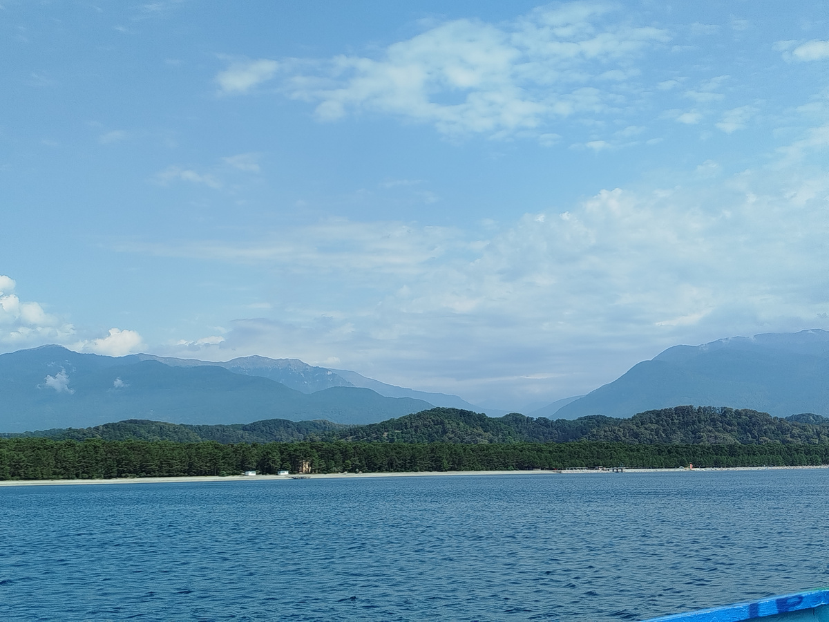 фото автора/вид на горы со стороны моря