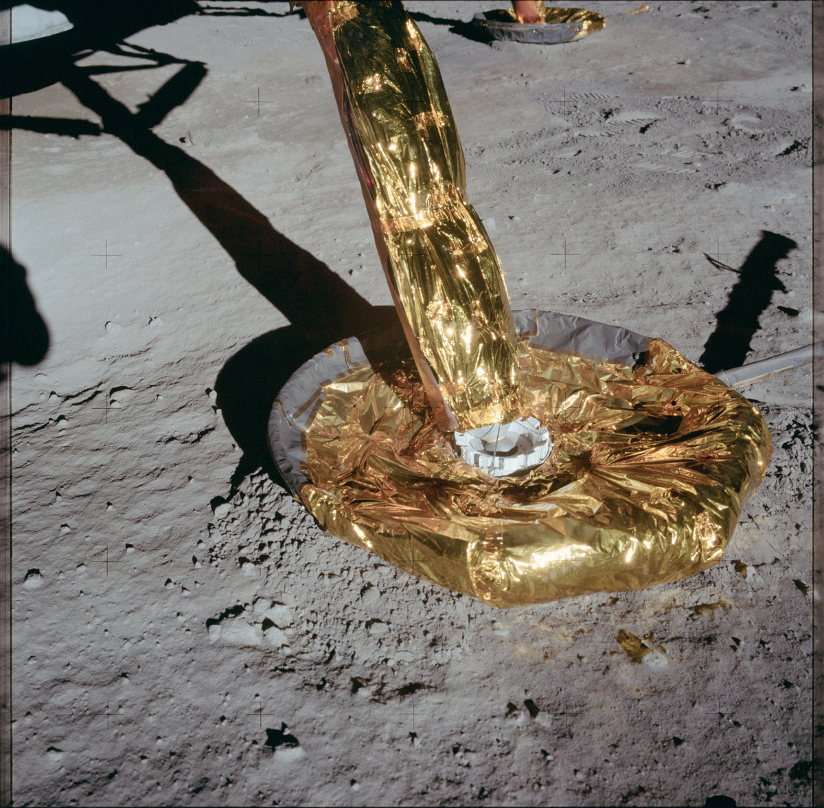 Хьюстон, какое-такое воздействие двигателей на пыль? Макеты  "Аполлонов" в студии стоят как только что из магазина игрушек! Заканчивайте с этой ересью!