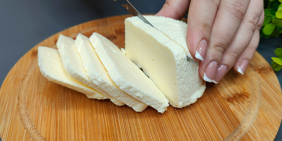 Домашний сыр из трёх ингредиентов — вкуснее магазинного и готовится за считанные минуты
