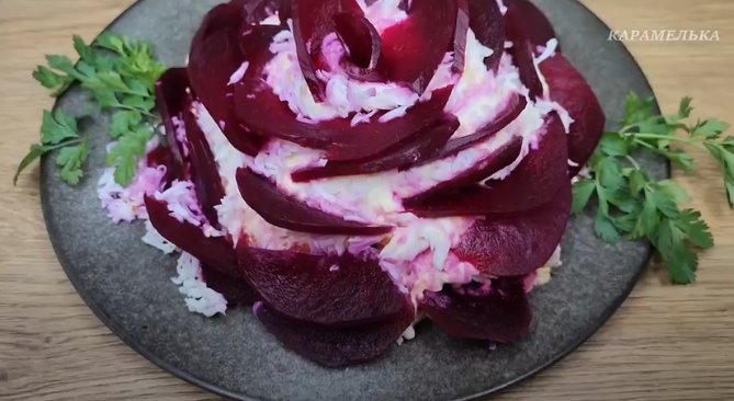 Салат «Розочка» — нежный, красивый и очень вкусный