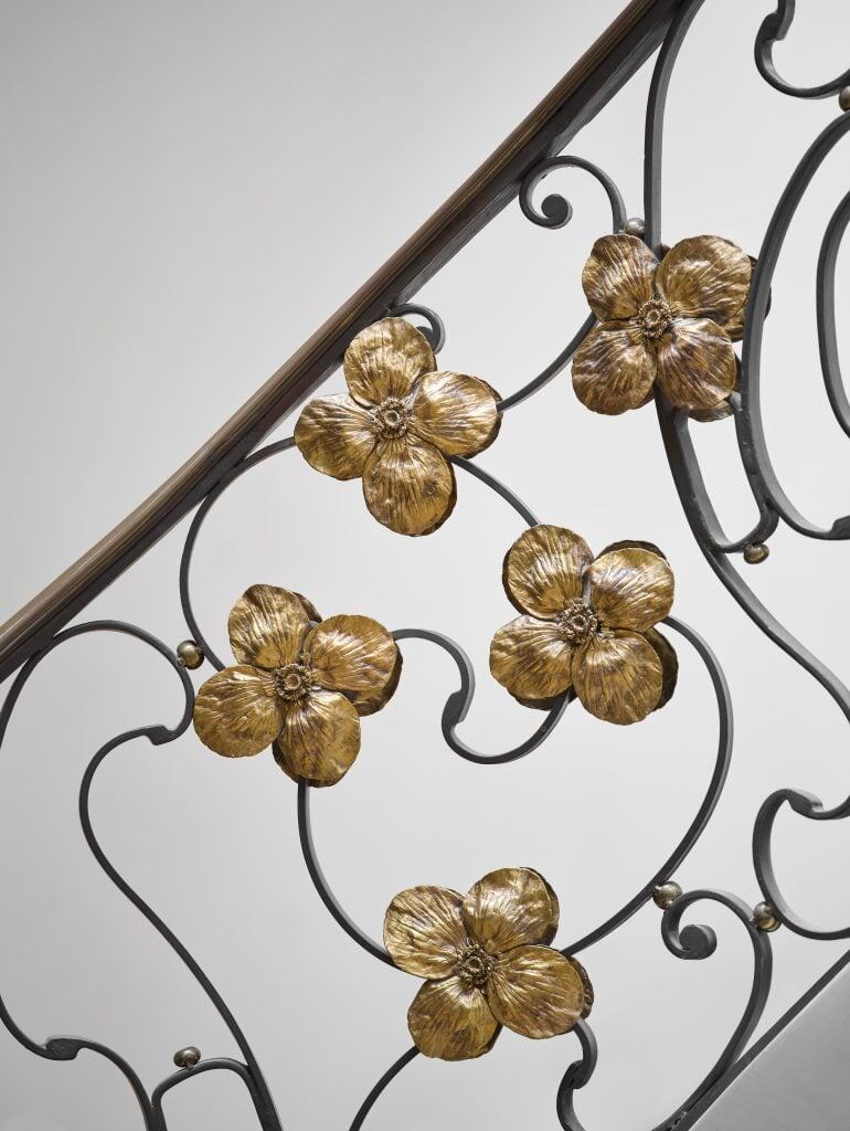 Цветы анемона с золотой патиной из бронзы работы Клода Лаланна. 