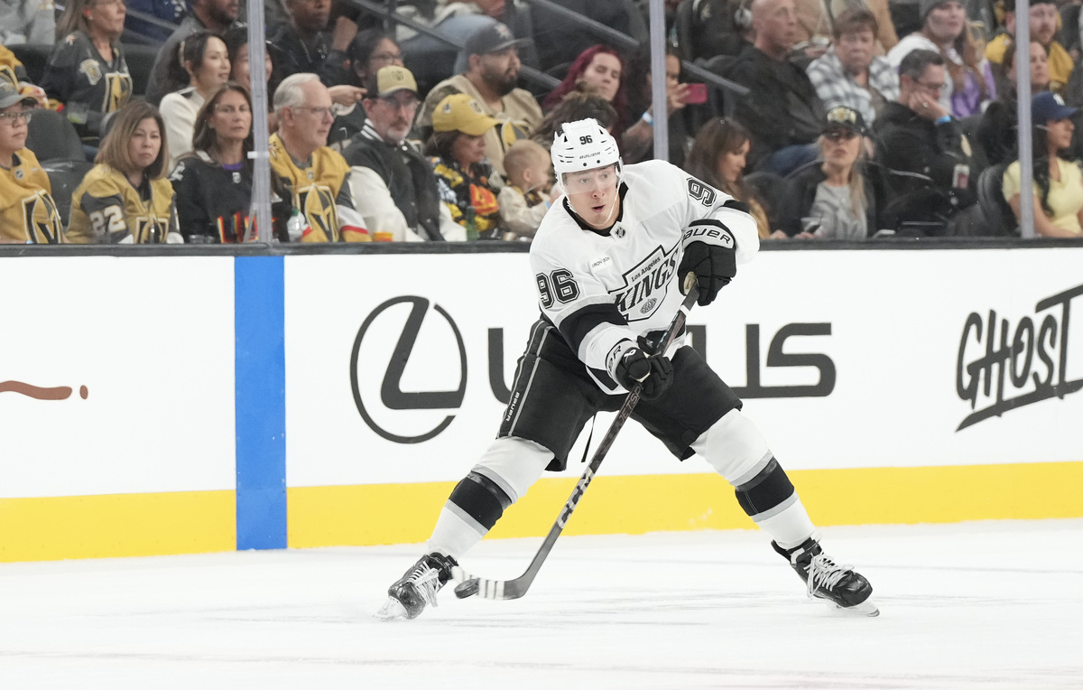    Нападающий "Лос-Анджелеса" Андрей Кузьменко  Candice Ward/Getty Images