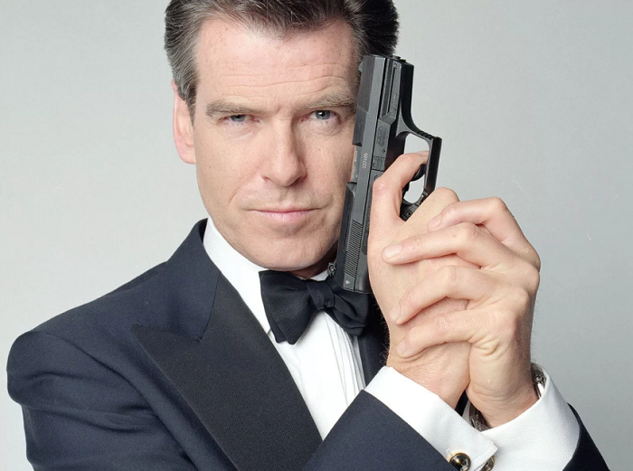 Фото актера Пирсна Броснона в роли Джеймса Бонда