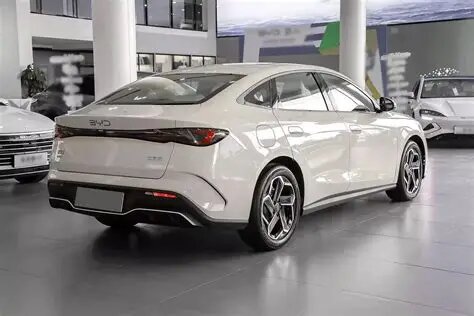 фото BYD Seal 06 DM-i в салоне в Китая