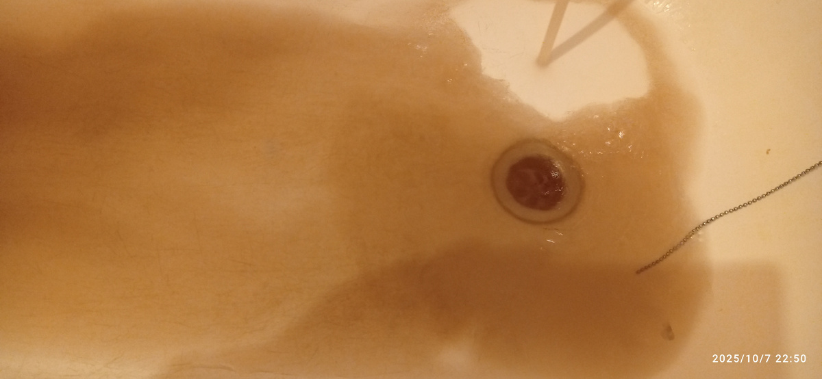 Фото автора. Вот такая у нас горячая вода. И это ещё при том, что камера телефона делает цвет воды светлее то на на 2-3. Т. о. в реале вода гораздо темнее. 