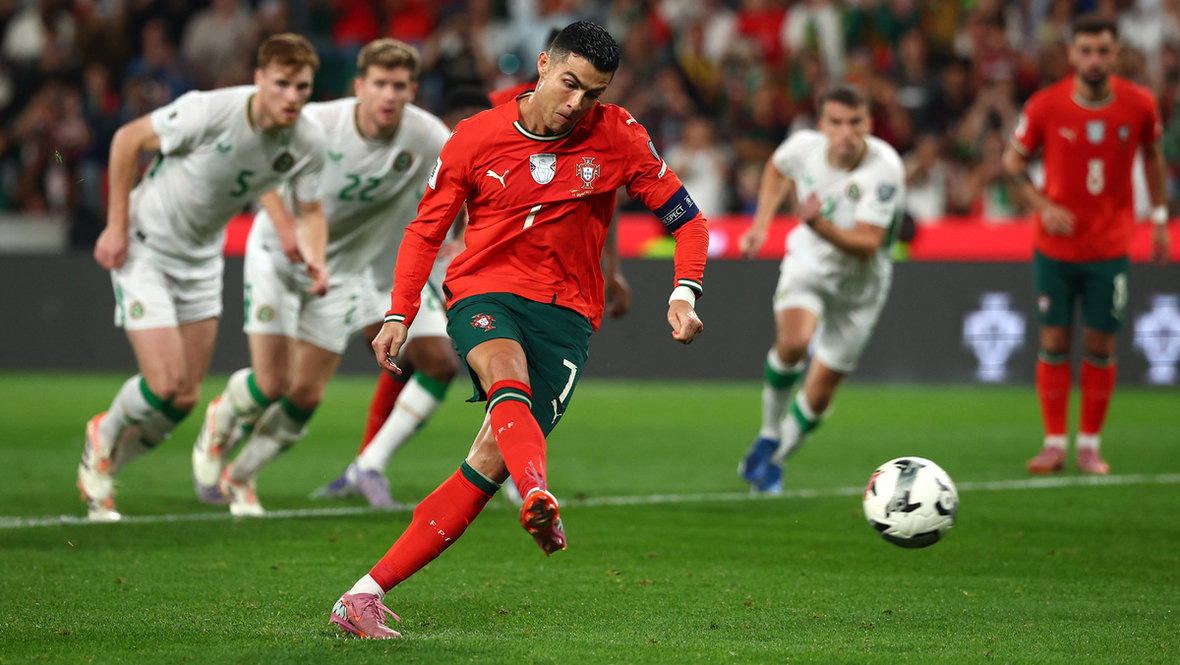    Криштиану Роналду не реализовал пенальти в матче с Ирландией. Reuters