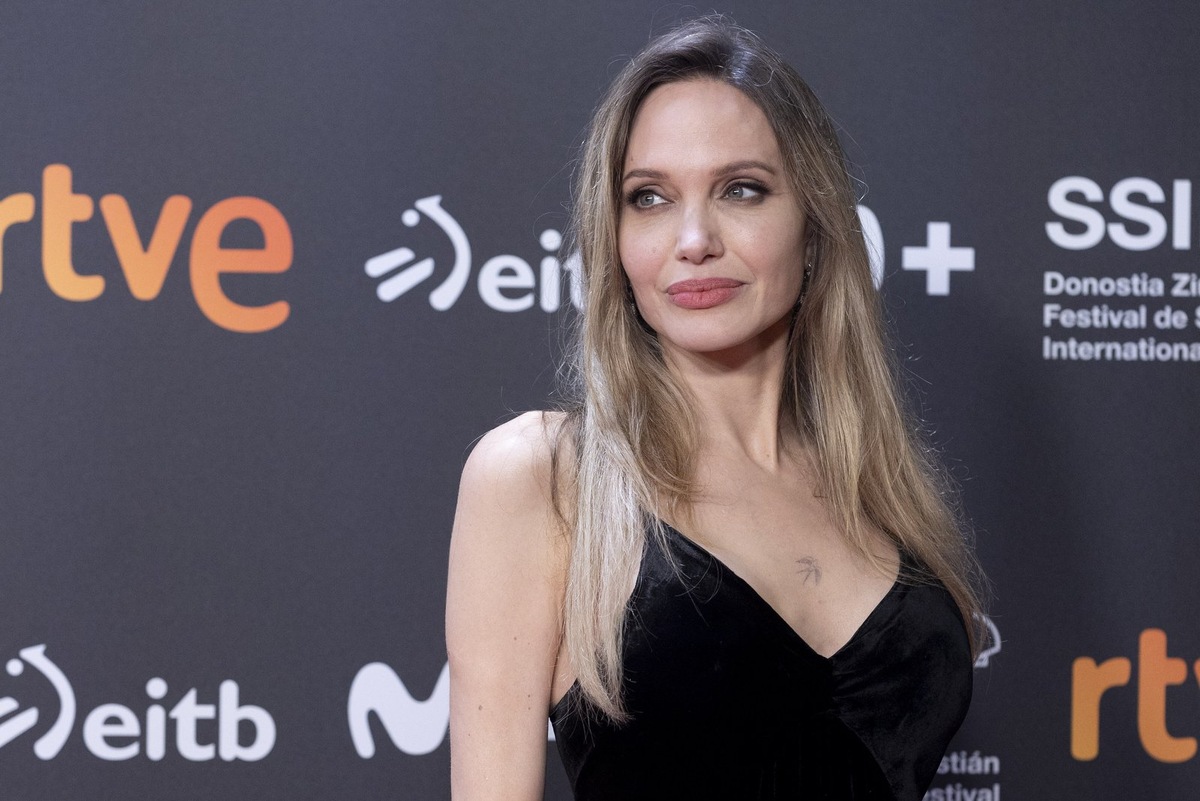    Анджелина Джоли