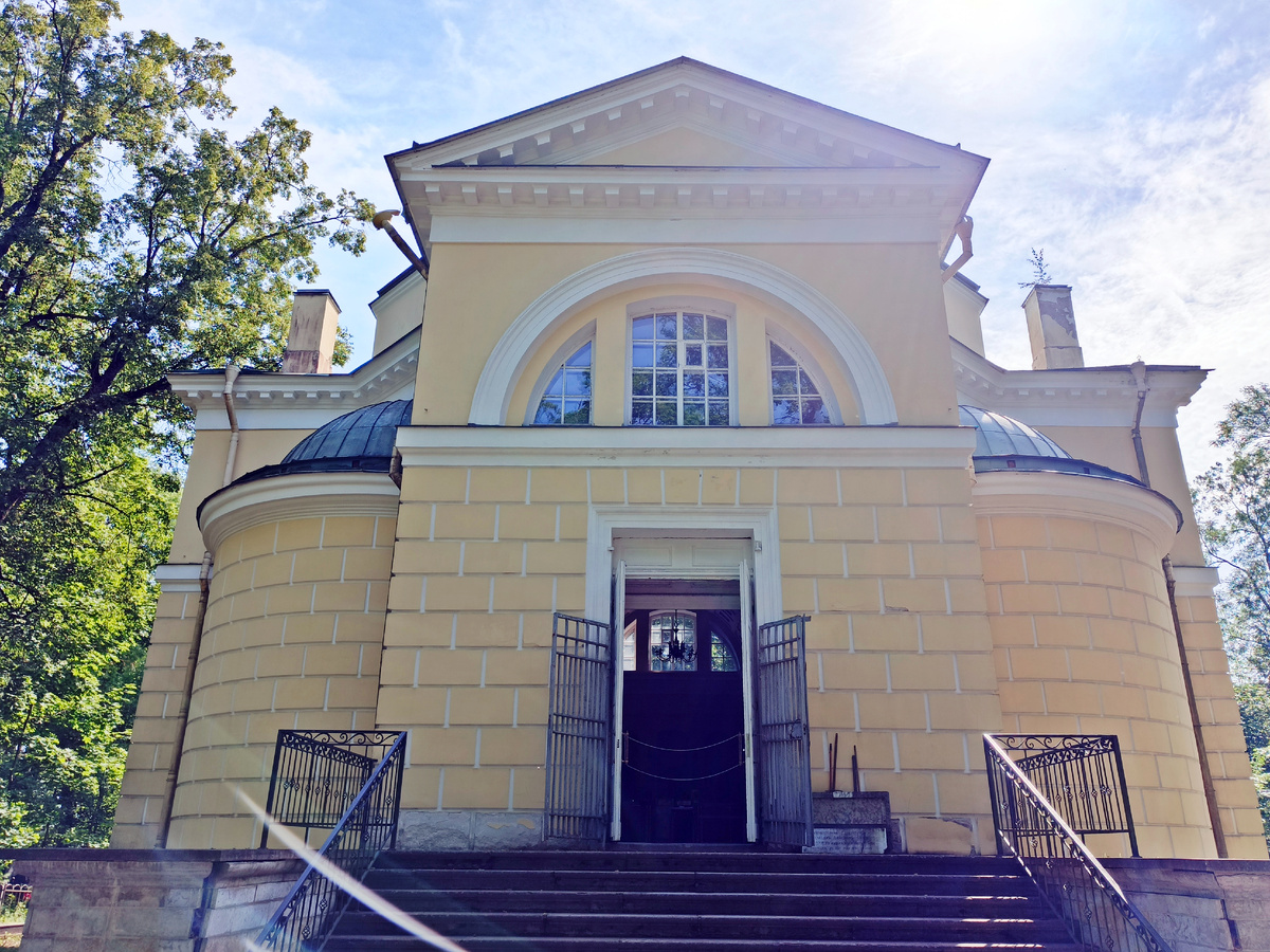 Церковь со стороны главного входа