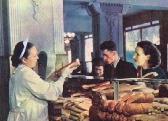 Колбасный отдел советского магазина. Ну не думаете ли вы, что это просто фотомонтаж? Это не фономонтаж, колбасы в СССР и на самом деле было навалом