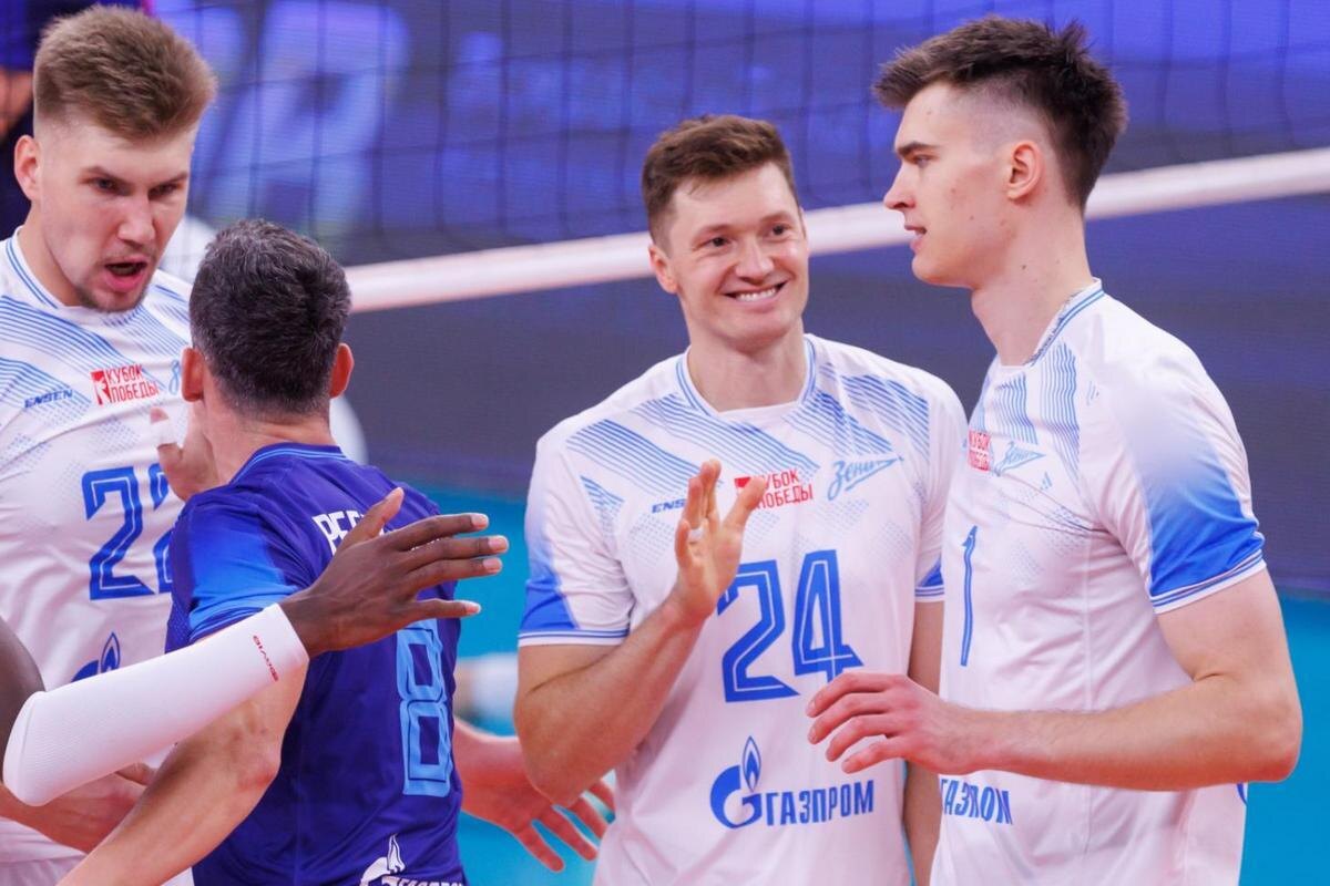    Игорь Кобзарь (№24) и Бабкевич / фото: vcdynamo.ru