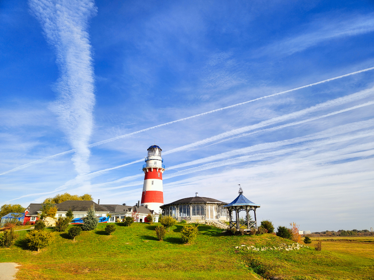 Просторы, ветер, холм, маяк.
