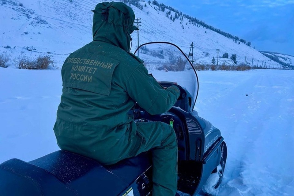    Двое мужчин погибли, провалившись под лед на снегоходе в Якутии. Фото: СУ СКР по Якутии