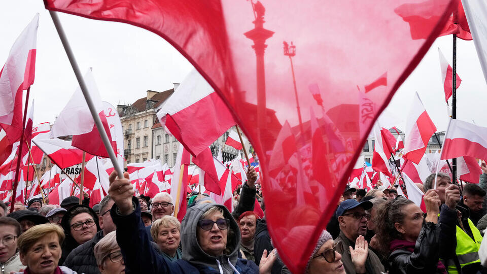    В Варшаве прошла крупная акция против мигрантов и за отставку Туска Czarek Sokolowski/AP/TASS