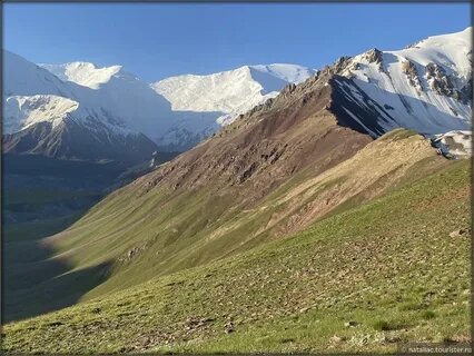 Вид на Памирские горы — символ Таджикистана, где природа поражает своей суровостью и красотой