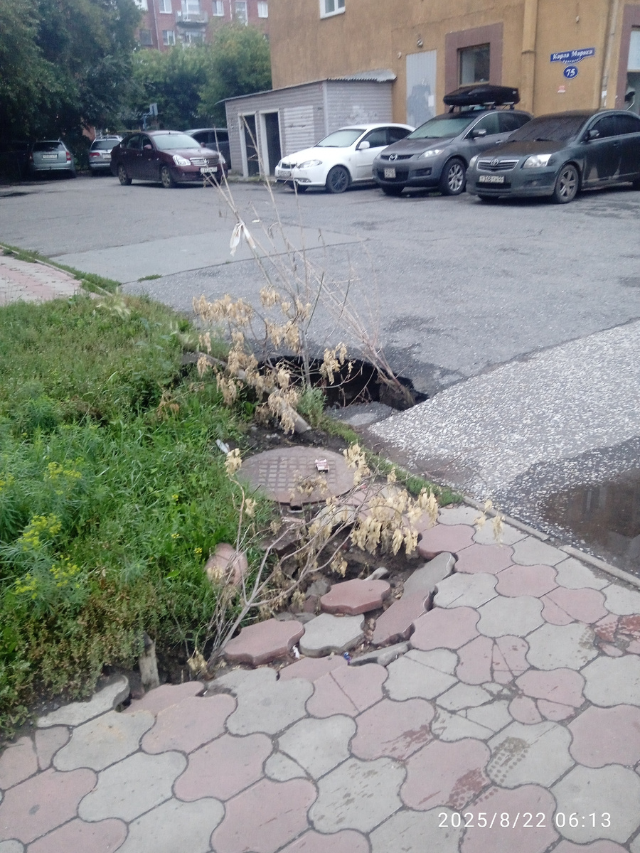 Аварийная ситуация не устранена -просто недавно сверху присыпали щебнем. пр.К.МАркса ЛАО