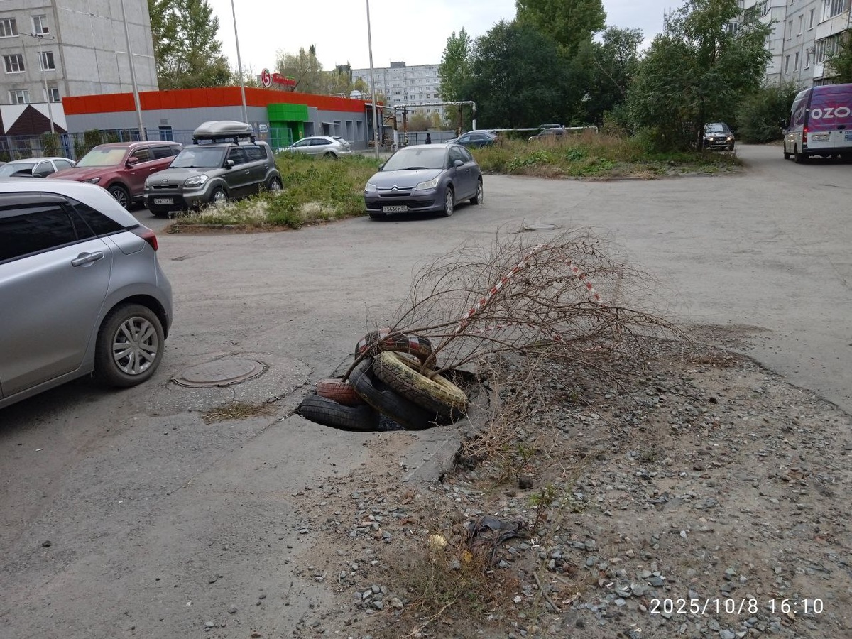 Тут аварийная ситуация так же не устранена, когда появился первый провал - засыпали щебнем, а второй раз поступили более "продумано"  - сделали "арт-объект" (веточка гармонично смотрится)  ул. Краснопресненская. ОАО