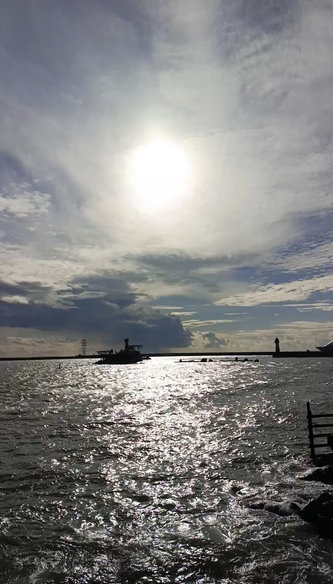 На фотографии, на набережной пляжа "Маяк" всë спокойно 11.10