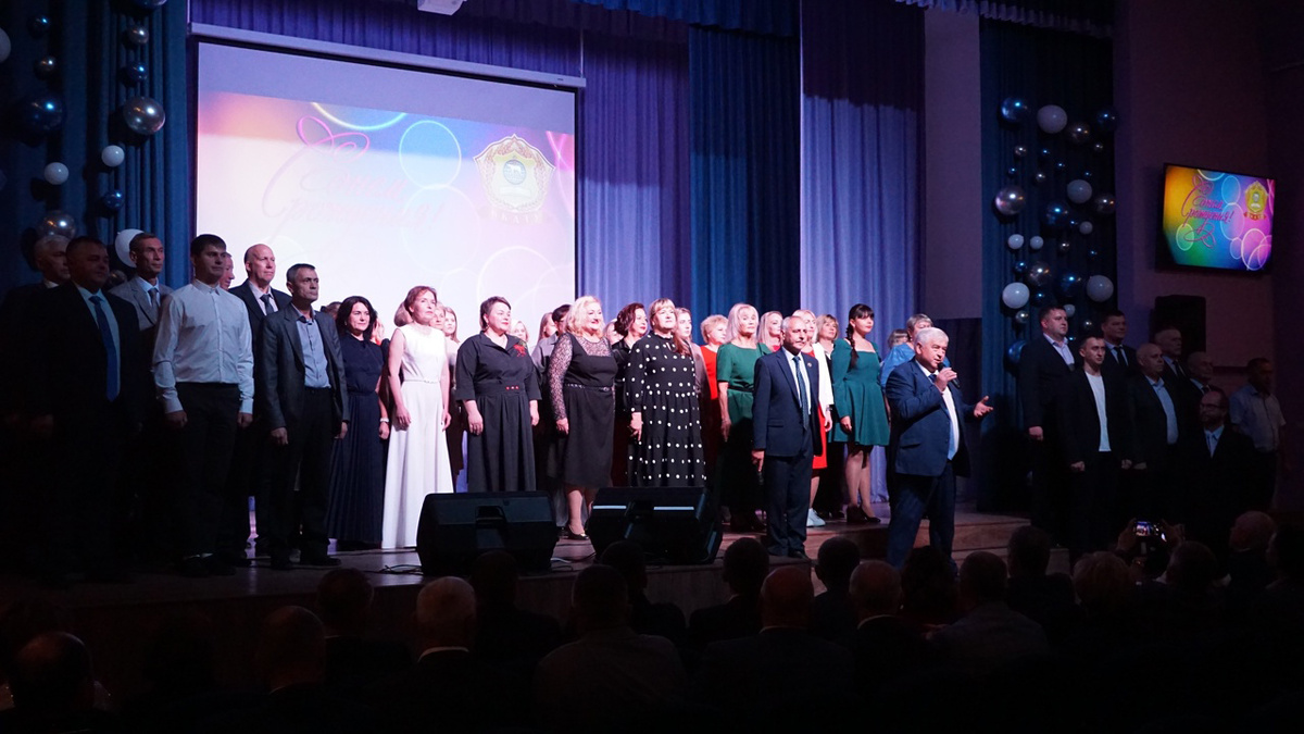 Хор преподавателей колледжа исполнял душевные песни